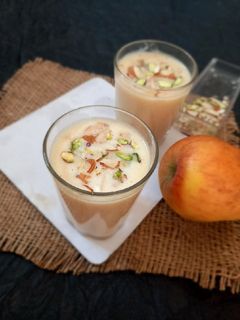 એપલ સ્મુધી (Apple Smoothie Recipe In Gujarati) રેસીપી મુખ્ય ફોટો