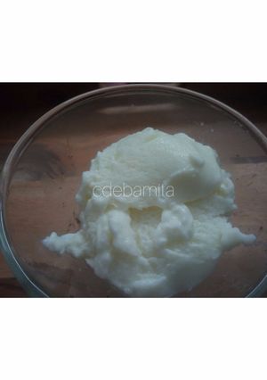A picture of Vanilla ice-cream (without cream and refined sugar).