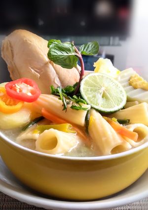 Una foto de Sopa de pollo con aceite de sésamo 👍🇵🇪