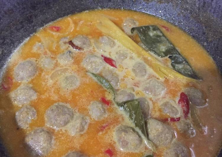 Bola bola daging masak kari ala aqu