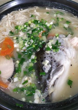 鮭魚頭蔬菜味增湯 的食譜成品照片
