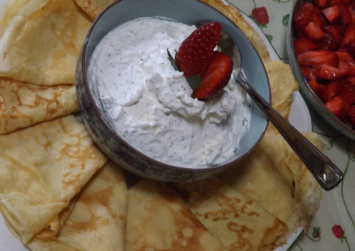 Crêpes con crema de queso, nata, semillas de amapola y fresas