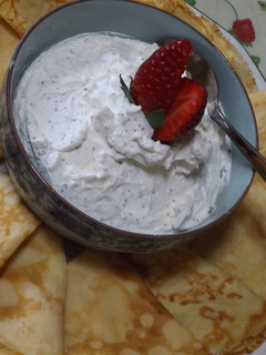 Una foto de Crêpes con crema de queso, nata, semillas de amapola y fresas