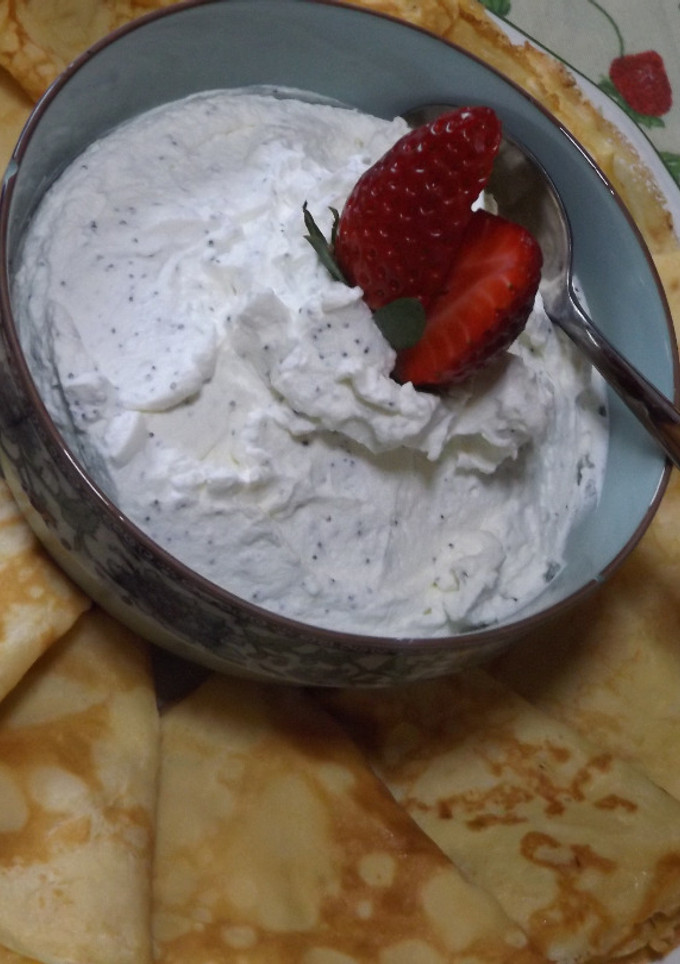 Una foto de Crêpes con crema de queso, nata, semillas de amapola y fresas