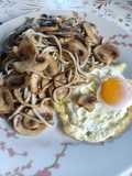 Huevos con gulas y champiñones