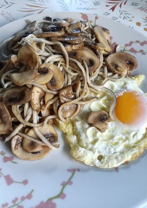 Una foto de Huevos con gulas y champiñones