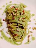 Spaghetti in Salsa di Basilico Pinoli Tostati e Pepe Rosa