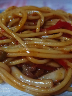 Una foto de Spaghetti con sepia y salsa picante