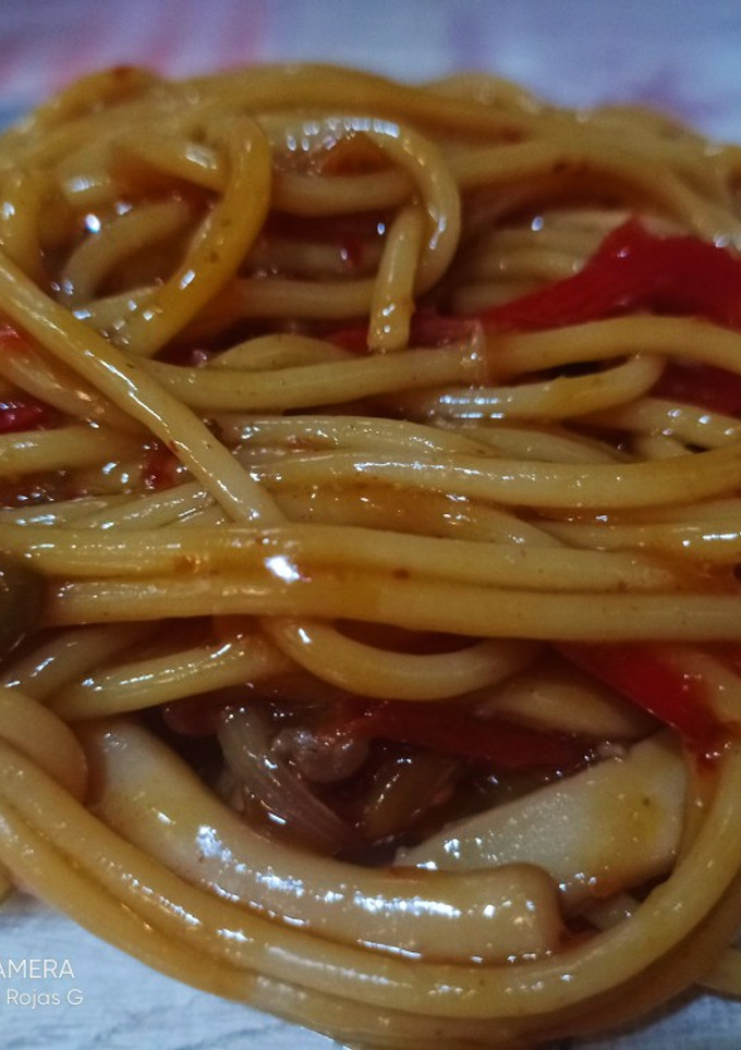 Una foto de Spaghetti con sepia y salsa picante