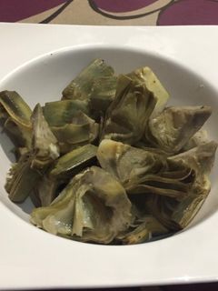 Una foto de Alcachofas al vapor y limón