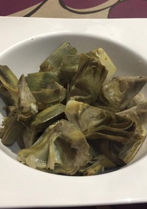 Una foto de Alcachofas al vapor y limón