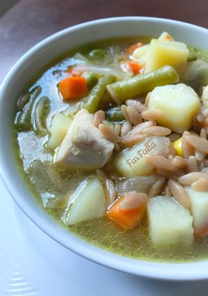 صورة لوصفة شوربة خضار بالدجاج 🥣