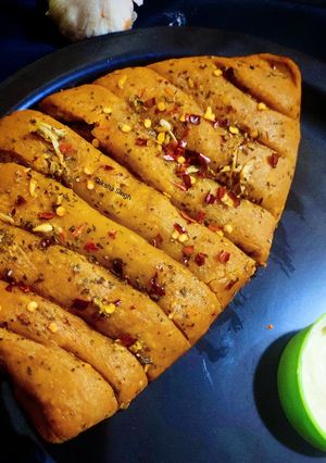 A picture of Dominos Style Stuffed Garlic Bread Without Yeast.