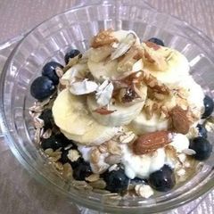 A picture of Banana & Blue berry Greek yoghurt with Muesli.