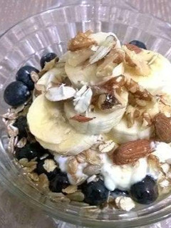 A picture of Banana & Blue berry Greek yoghurt with Muesli.