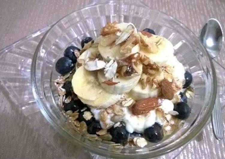 Simple Way to Make Favorite Banana &amp; Blue berry Greek yoghurt with Muesli