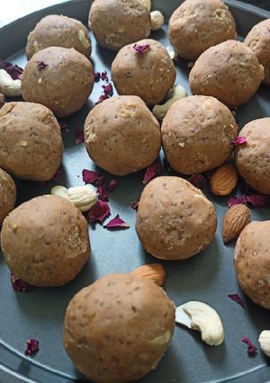 आटे के लड्डू (atte ke ladoo recipe in Hindi) रेसिपी मुख्य फोटो