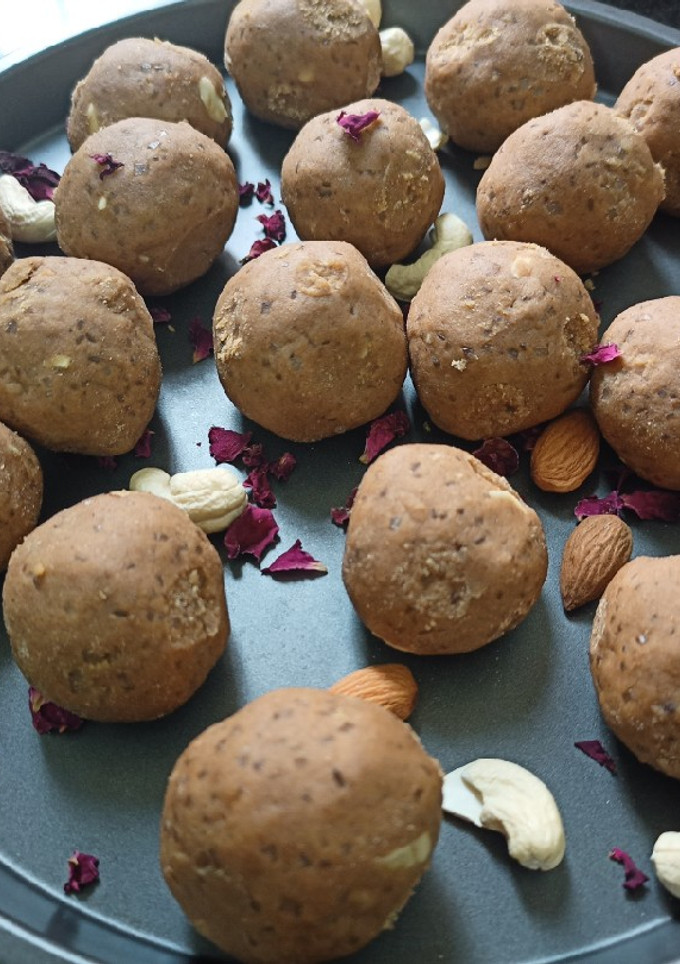 आटे के लड्डू (atte ke ladoo recipe in Hindi) रेसिपी मुख्य फोटो
