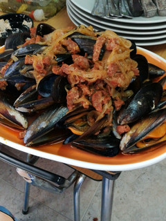 Una foto de Mejillones con chorizo
