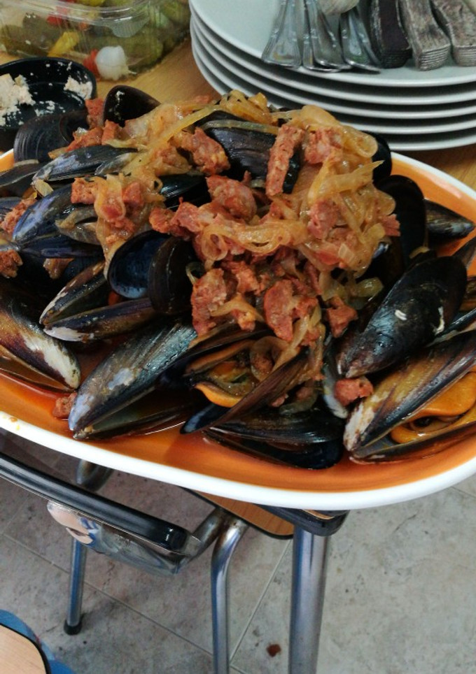 Una foto de Mejillones con chorizo