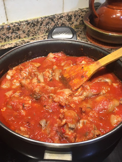 Una foto de Manos de cerdo picantes con tomate