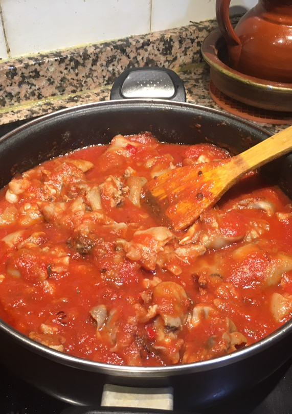 Una foto de Manos de cerdo picantes con tomate