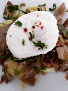 Una foto de Huevo poché con calabacín y setas