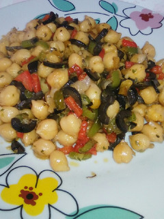 Una foto de Garbanzos salteados con aceitunas