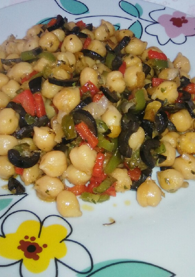 Una foto de Garbanzos salteados con aceitunas