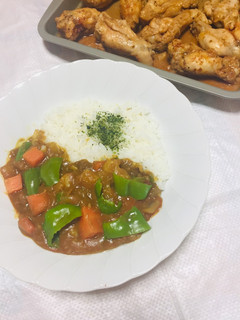 Una foto de Piernitas al Horno y Vino tinto con Curry y Vegetales 🥕🥔🧅🍛🍷