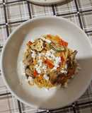 Spaghetti con crema de pimientos y champiñones