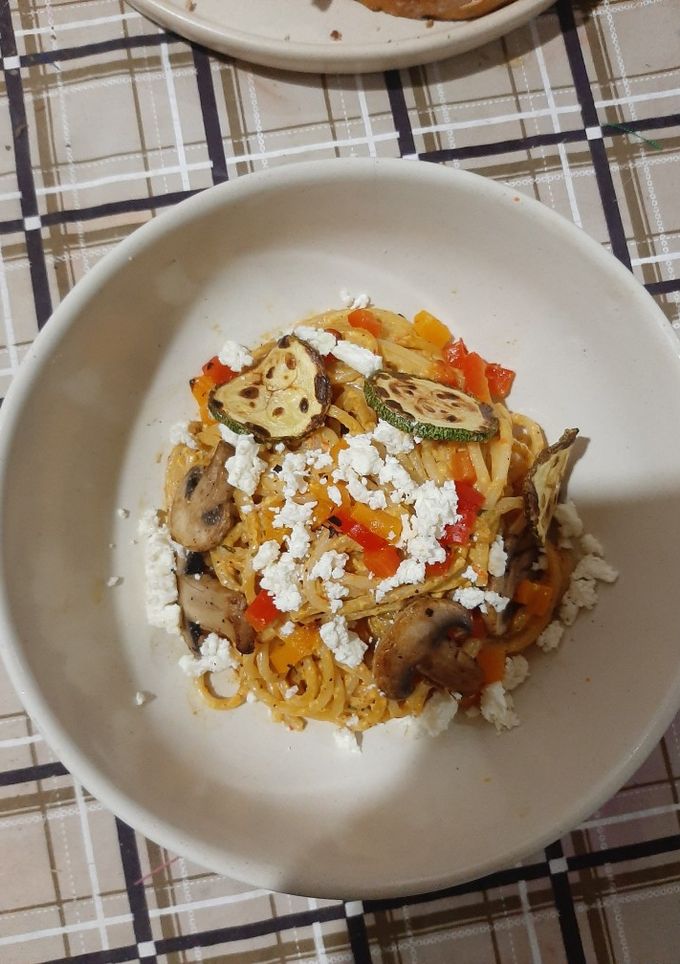 Una foto de Spaghetti con crema de pimientos y champiñones