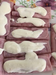 Majonézes, sajtkrémes, tormás gépsonka recept fotója
