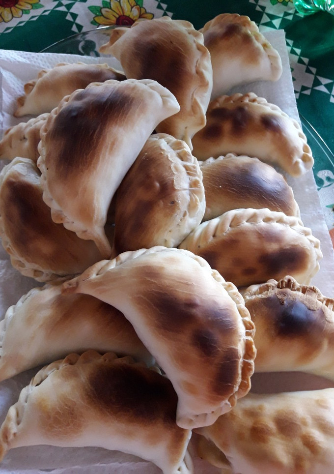 Una foto de Empanadas salteñas!!! muy ricas y fácil de hacer