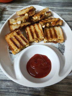 A picture of Cheese chilli sandwich.