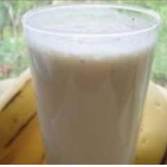 Una foto de Licuado llenador y refrescante ❤️🍌🍓🍑