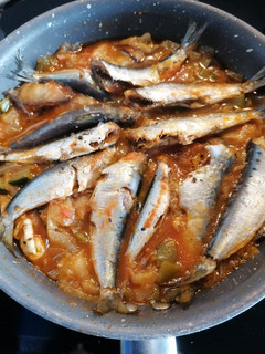 Una foto de 149. Sardinas con tomate y verduras