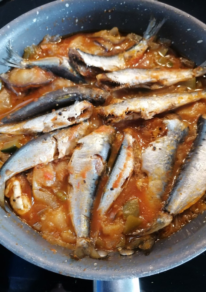 Una foto de 149. Sardinas con tomate y verduras