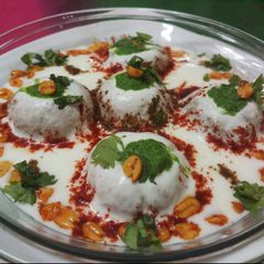 A picture of Farahali Dahi Vada.
