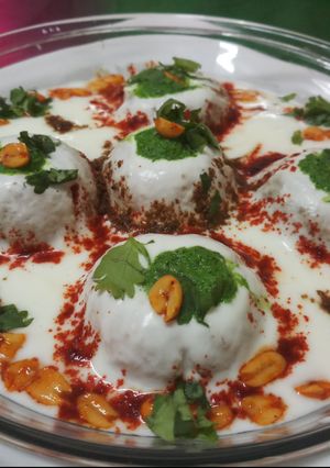 A picture of Farahali Dahi Vada.