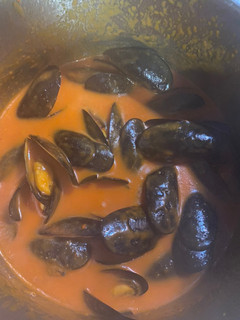 Una foto de Mejillones en salsa de tomate