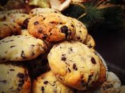 A picture of chocolate raisins
