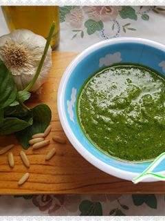 Una foto de Salsa de pesto de albahaca