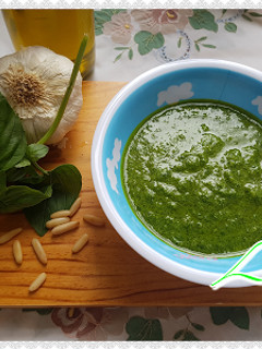 Una foto de Salsa de pesto de albahaca