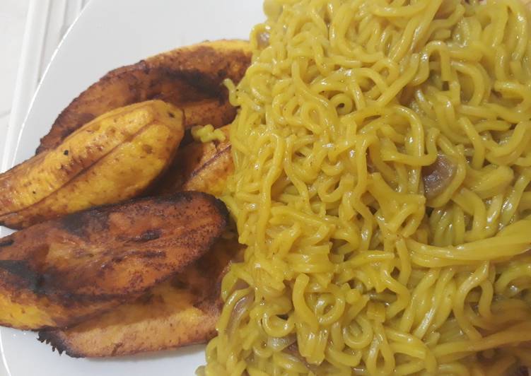 Curry noddles with fried plantain