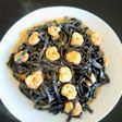Fideos frescos en tinta de Calamar con Langostinos dorados a la manteca