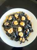 Fideos frescos en tinta de Calamar con Langostinos dorados a la manteca
