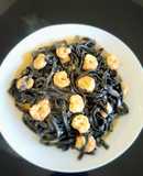 Fideos frescos en tinta de Calamar con Langostinos dorados a la manteca