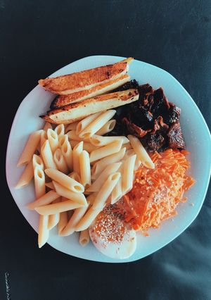 Una foto de Fideos 🍜 con zanahoria 🥕 huevo 🥚 papa 🥔 y tomates 🍅 secos