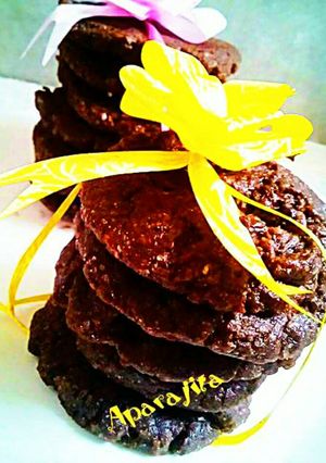 A picture of Eggless chocolate chips cookies.